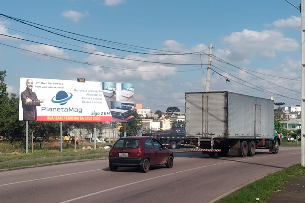 Outdoor-da-PlanetaMag-em-avenida-movimentada-de-Curitiba